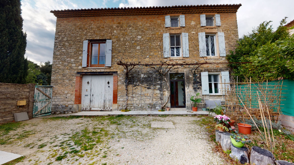MAS DE VILLE - 189 m² sur terrain de 765 m² piscinable et constructible.
