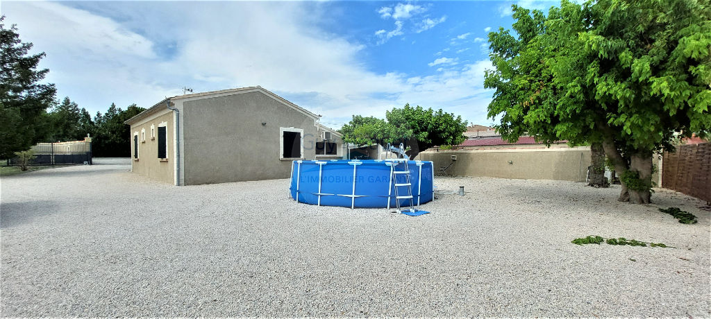 PERNES LES FONTAINES, Maison de plain pied de 104 m² sur un grand terrain.
