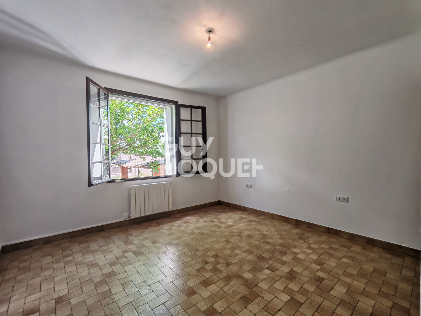 MOLLEGÈS - Maison de plain-pied avec grand jardin dans un secteur recherché