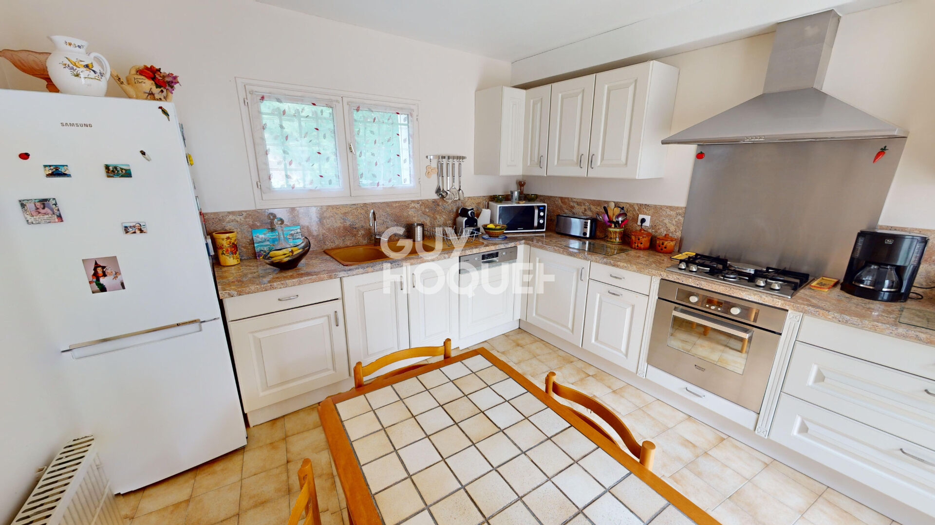 Maison d'habitation avec grenier aménageable + commerce en rez-de-chaussée avec accès indépendant, le tout sur une surface terrain de +/- 500 m² avec garages.