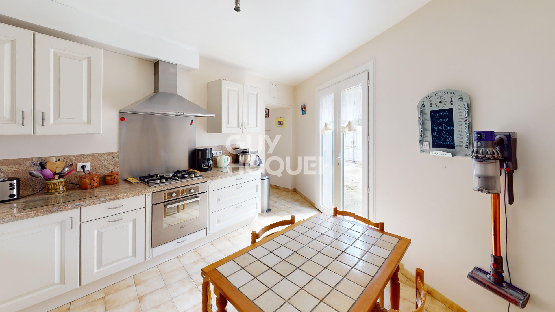 Maison d'habitation avec grenier aménageable + commerce en rez-de-chaussée avec accès indépendant, le tout sur une surface terrain de +/- 500 m² avec garages.