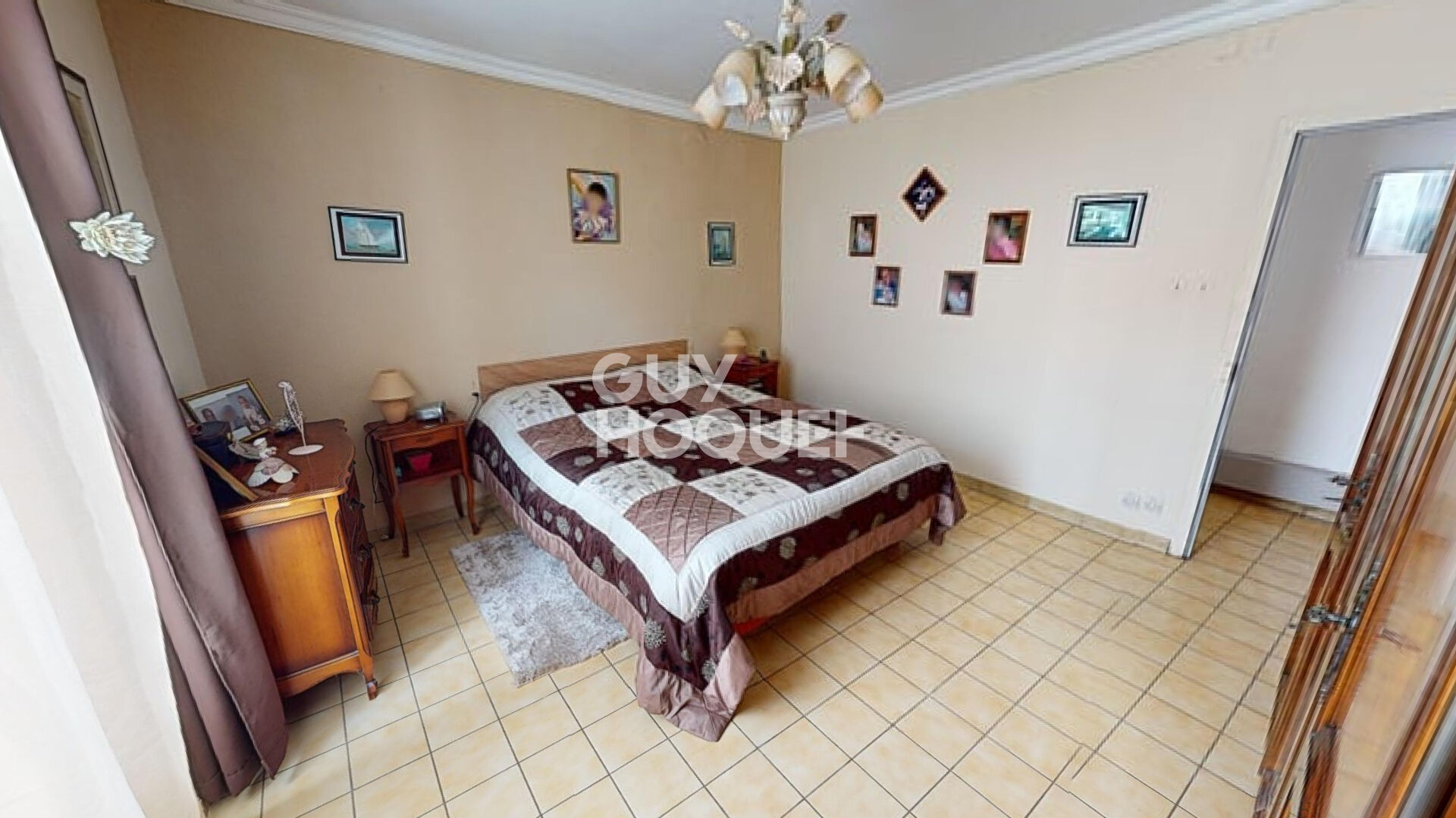 Maison d'habitation avec grenier aménageable + commerce en rez-de-chaussée avec accès indépendant, le tout sur une surface terrain de +/- 500 m² avec garages.