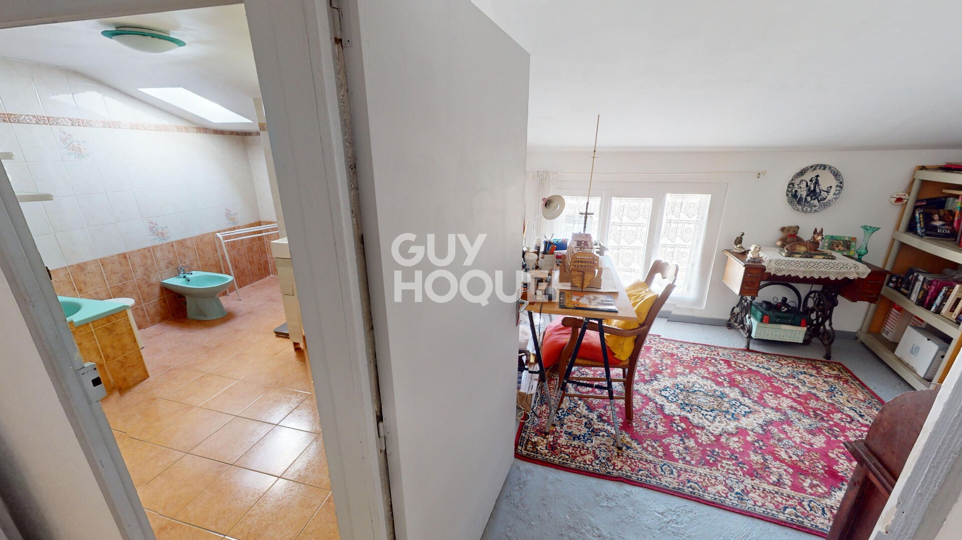 Maison d'habitation avec grenier aménageable + commerce en rez-de-chaussée avec accès indépendant, le tout sur une surface terrain de +/- 500 m² avec garages.