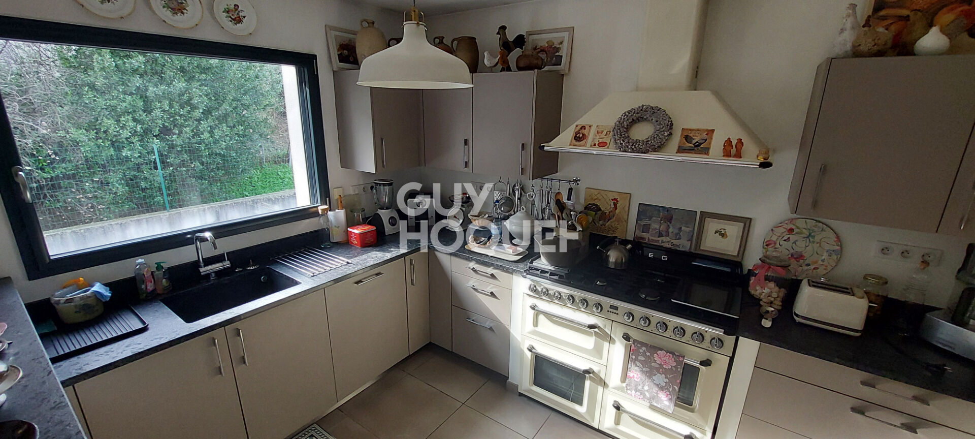 Carpentras (Lègue) - Maison moderne de plain pied de 129 m² avec 4 chambres - Piscine - Dépendance