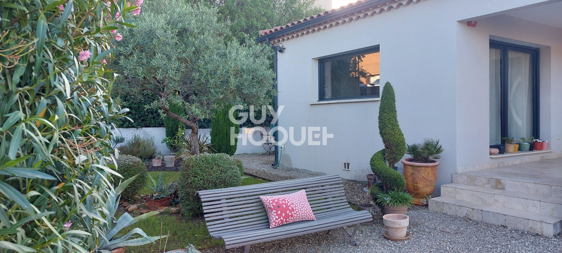 Carpentras (Lègue) - Maison moderne de plain pied de 129 m² - 4 chambres - Piscine - Dépendance