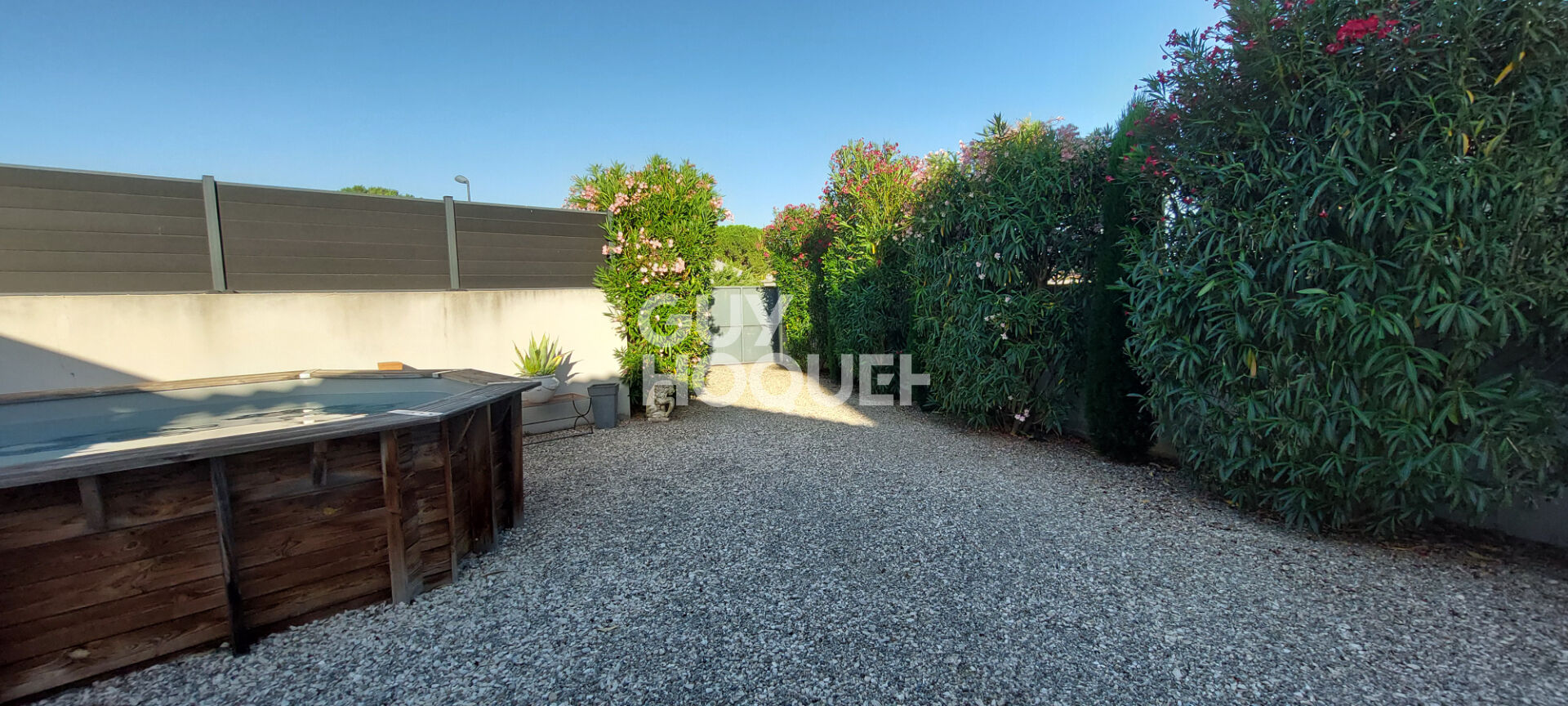 Carpentras (Lègue) - Maison moderne de plain pied de 129 m² - 4 chambres - Piscine - Dépendance