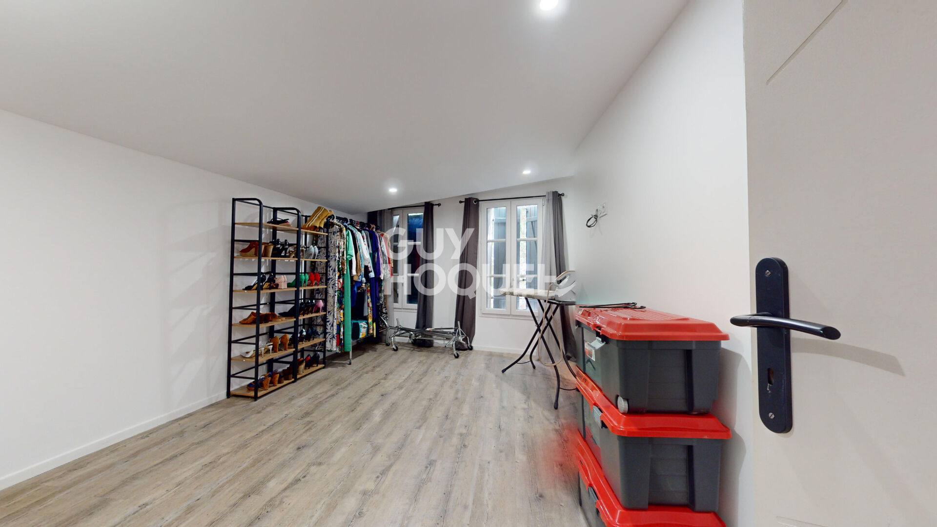 Carpentras, appartement comme une maison de ville (245 m² Carrez) entièrement rénové avec extérieurs