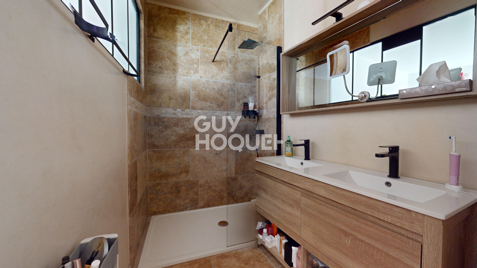 Carpentras, appartement comme une maison de ville (245 m² Carrez) entièrement rénové avec extérieurs