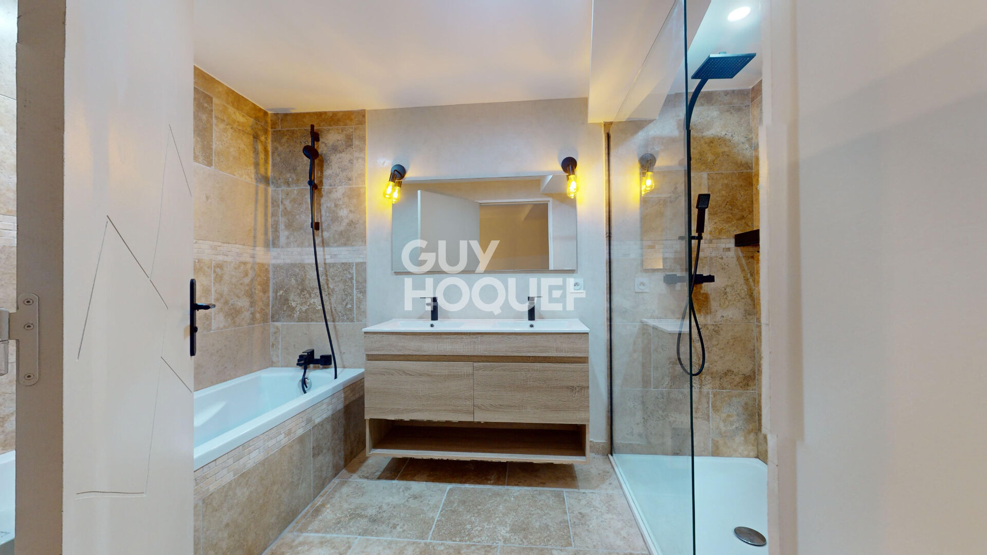 Carpentras, appartement comme une maison de ville (245 m² Carrez) entièrement rénové avec extérieurs