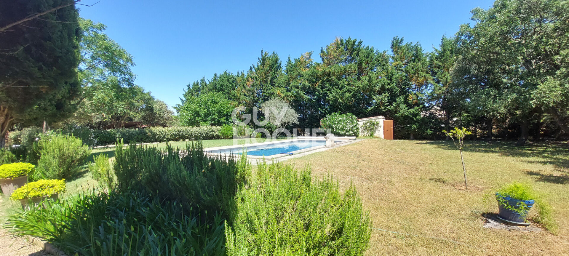 Rare et authentique - Mas de 214 m² - 5 chambres - Piscine - Terrain 1.7 ha