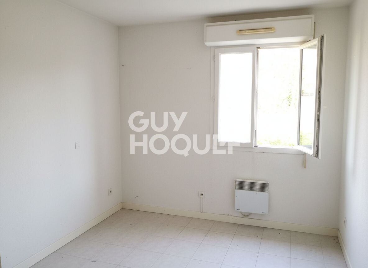 Appartement type 3 en rez-de-chaussée - 63 m² - balcon et stationnements dans résidence sécurisée -