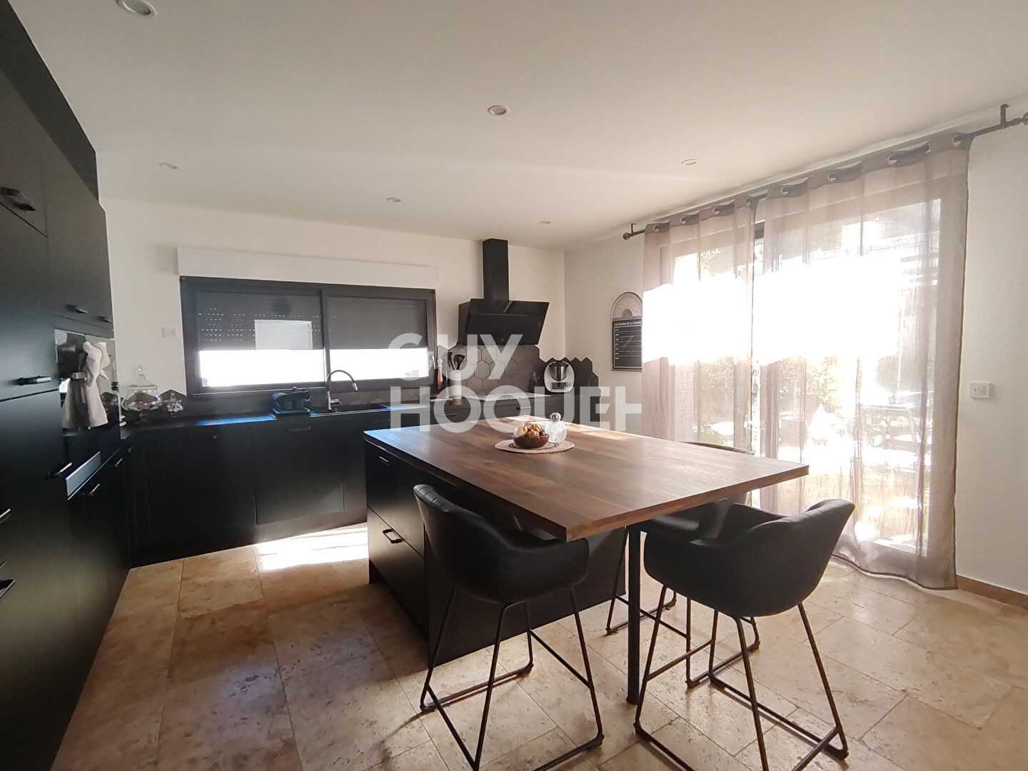 Carpentras - Maison R+1 - 279 m² (dont véranda 48 m²) - 5 chambres, 2 garages, Piscine et Forage