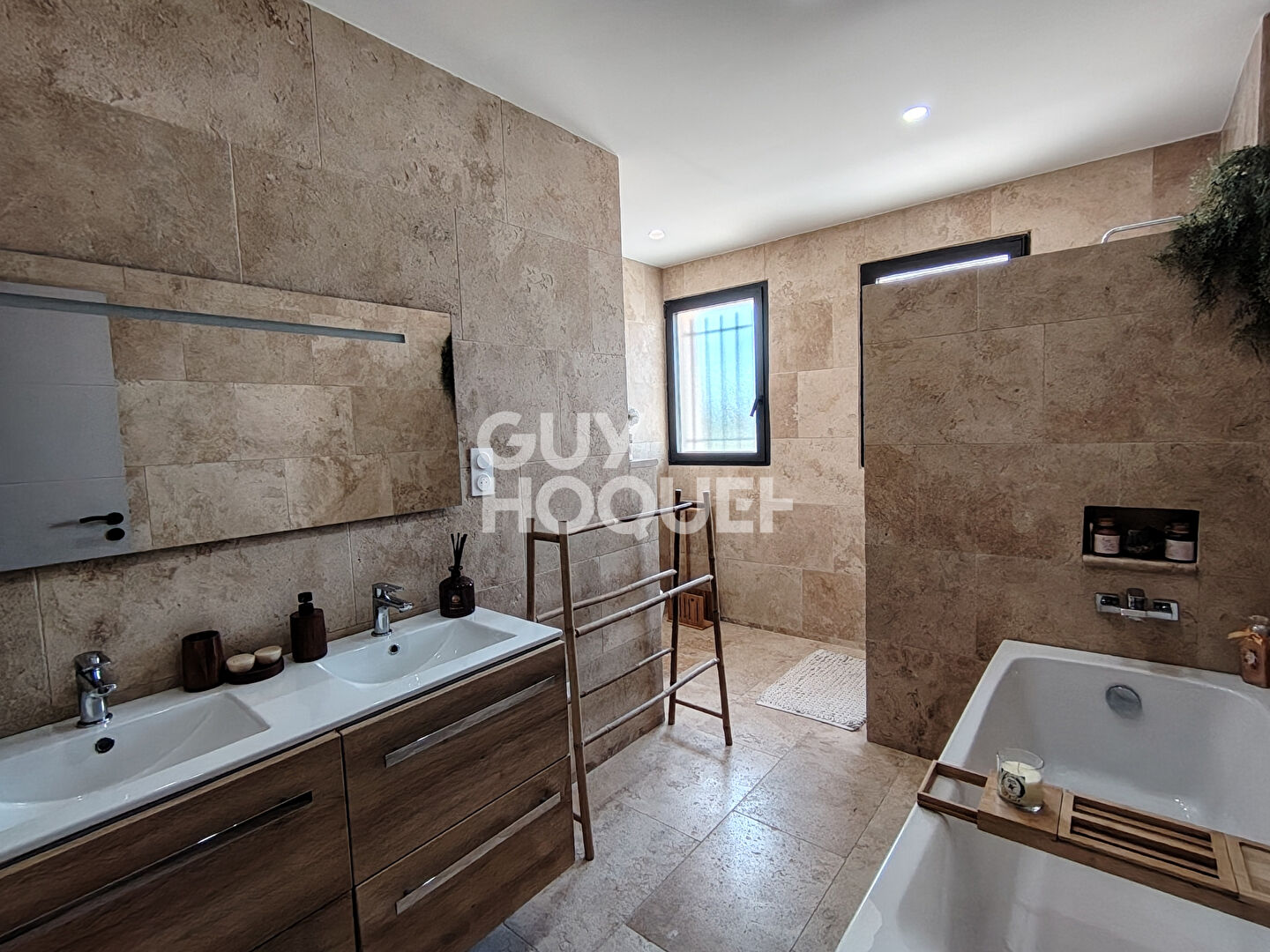 Carpentras - Maison R+1 - 279 m² (dont véranda 48 m²) - 5 chambres, 2 garages, Piscine et Forage