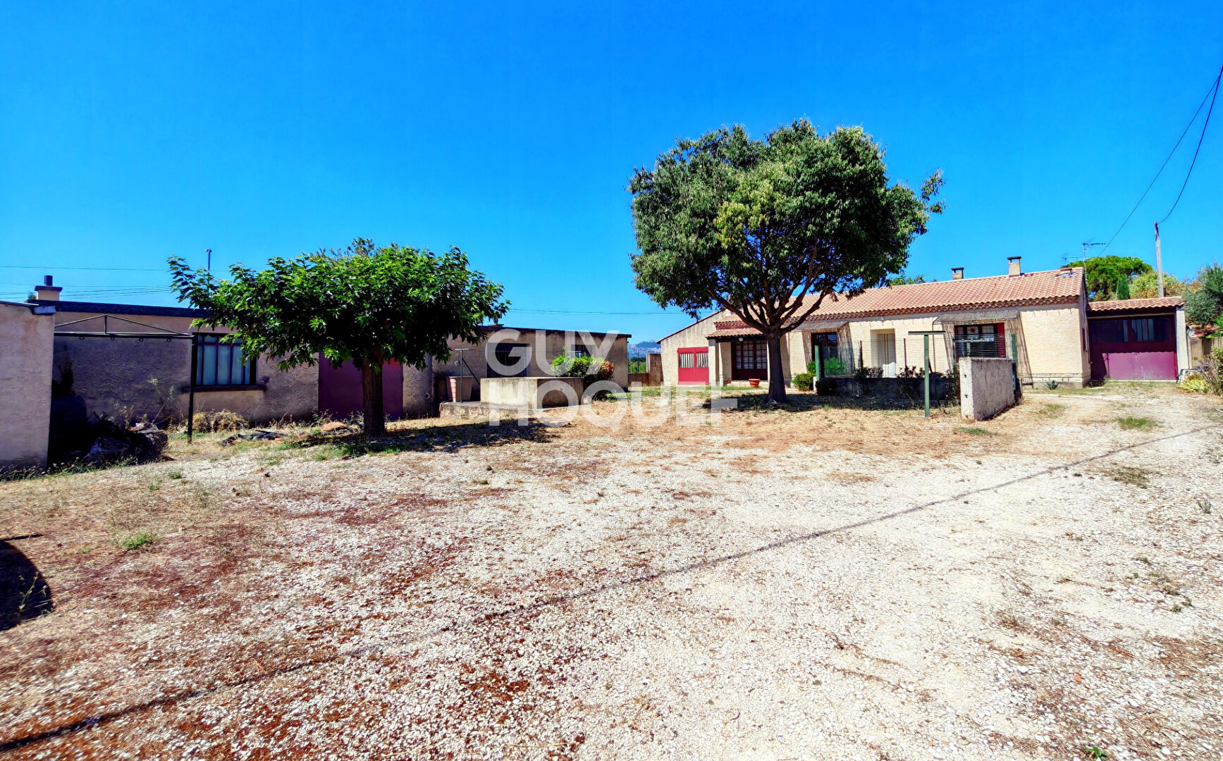 Ensemble immobilier exceptionnel - Maison avec T2 indépendant et plus de 260 m² de garages.