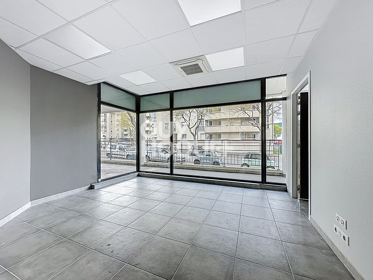 Local commercial 170 m²