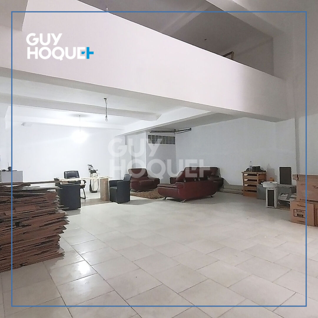 Local commercial de 96 m² avec mezzanine à Ferme Bretonne