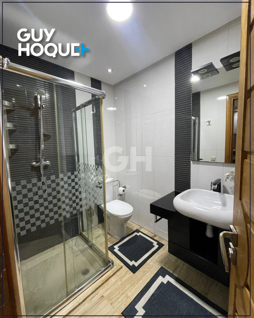 Bel appartement spacieux de 154 m2 au coeur du quartier Les Hôpitaux . Lumineux, bien agencé et en excellent état