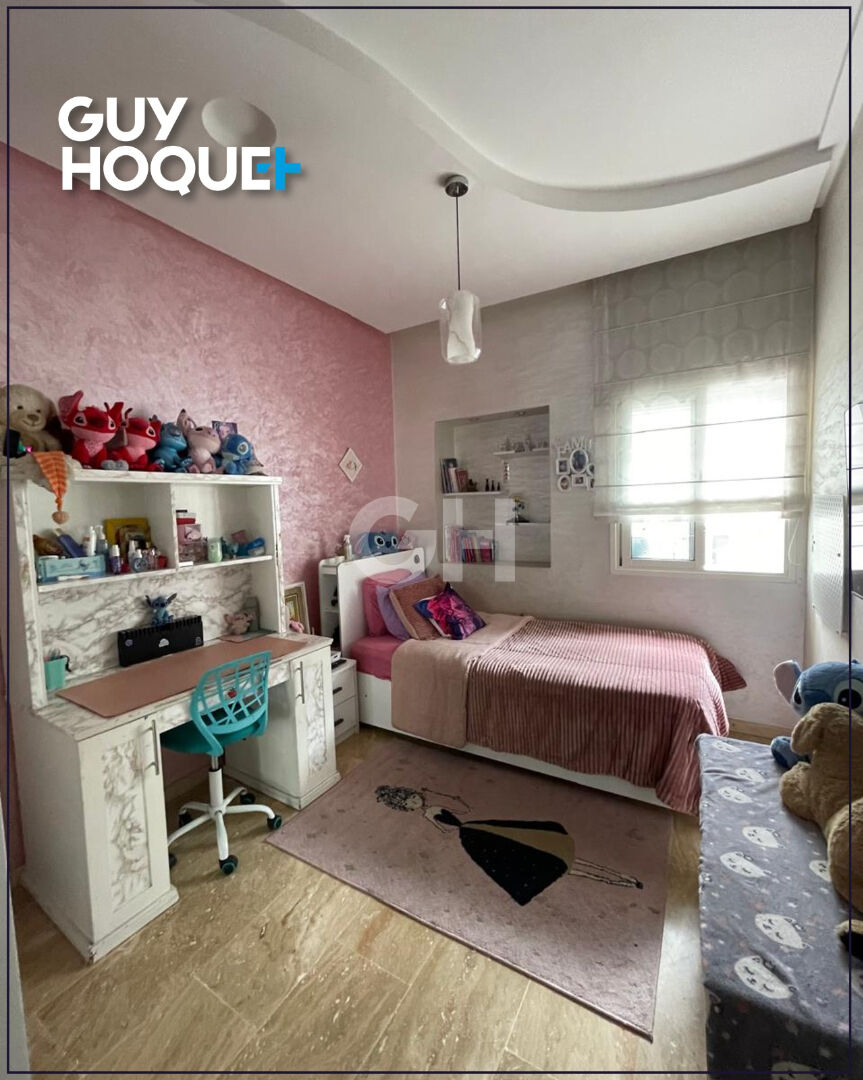 Bel appartement spacieux de 154 m2 au coeur du quartier Les Hôpitaux . Lumineux, bien agencé et en excellent état