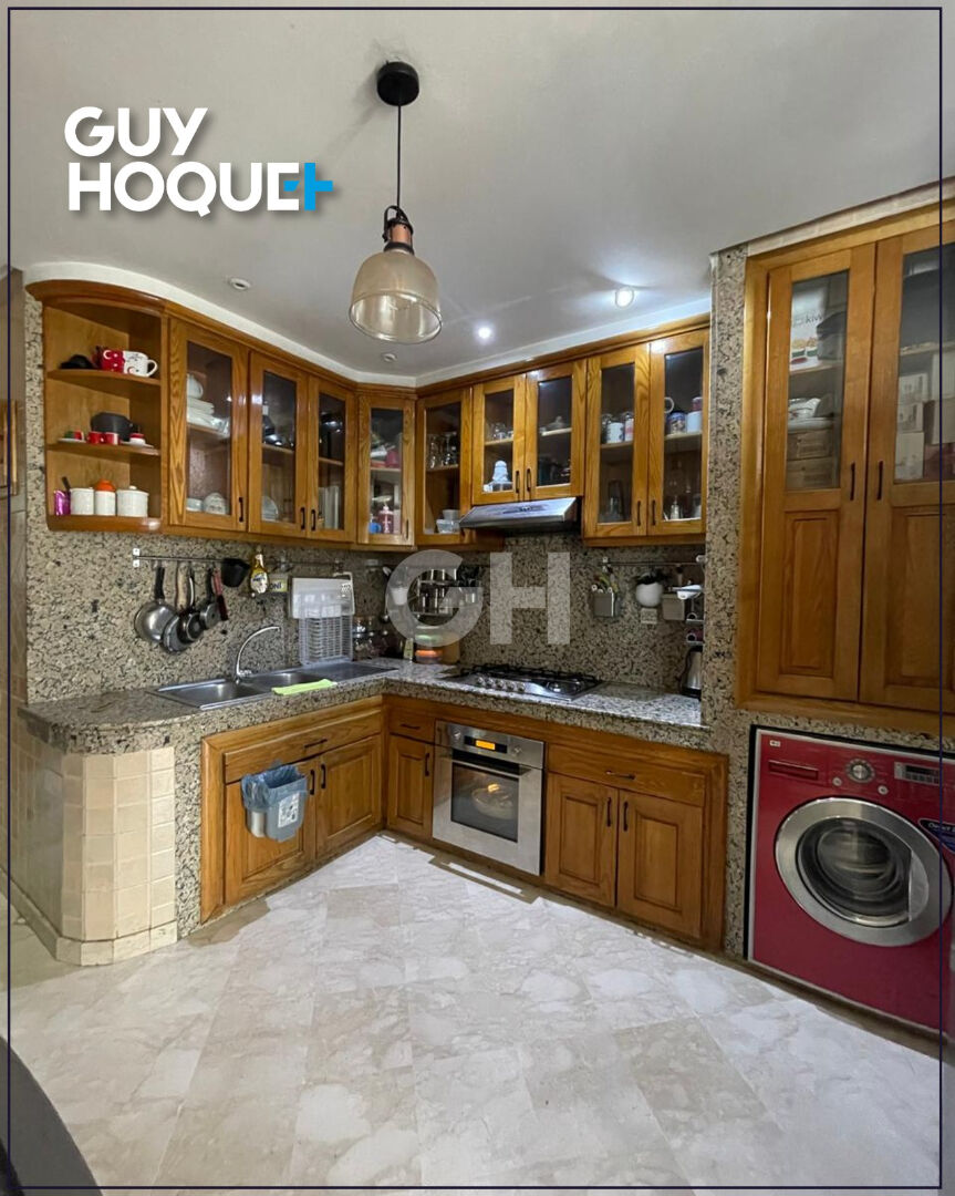 Bel appartement spacieux de 154 m2 au coeur du quartier Les Hôpitaux . Lumineux, bien agencé et en excellent état