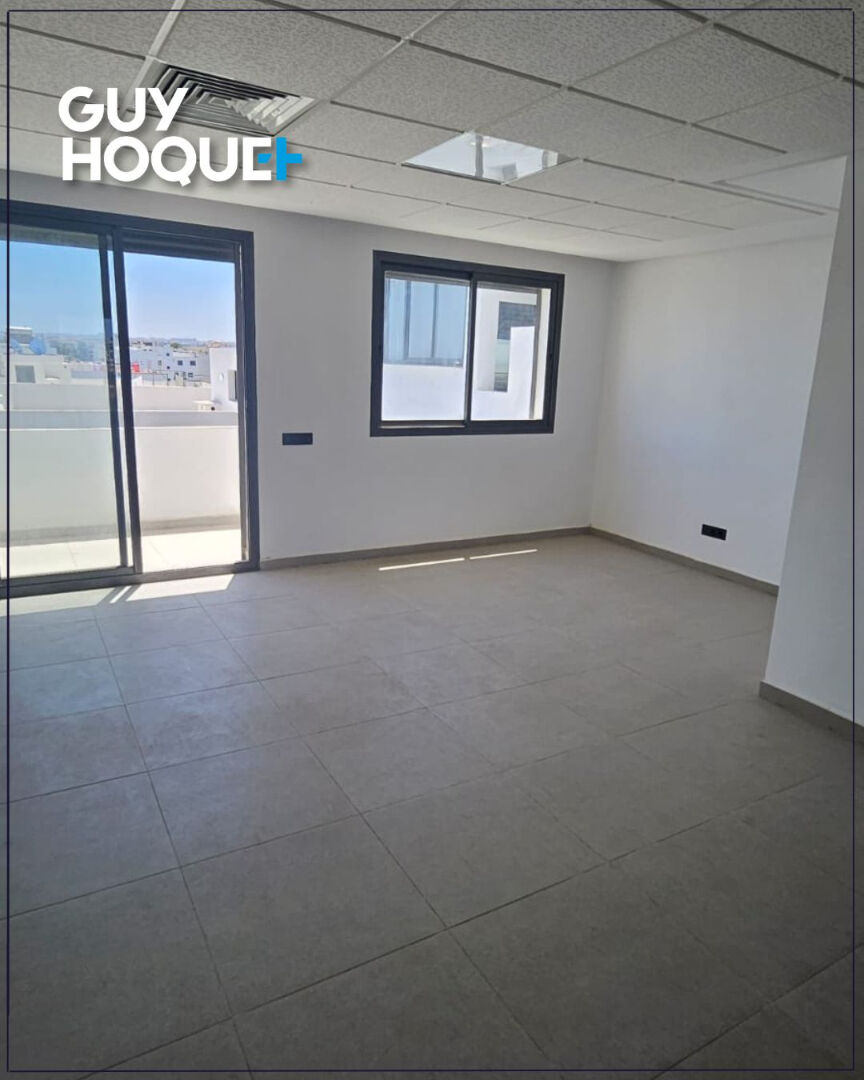 Bureau 79 m² avec terrasses et parking , Emplacement stratégique