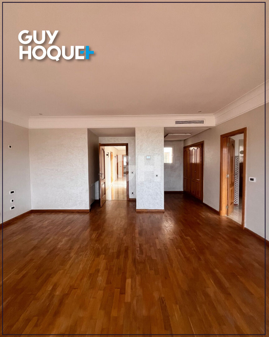 Villa Luxueuse avec 5 Suites ,piscine et Jardin Splendide