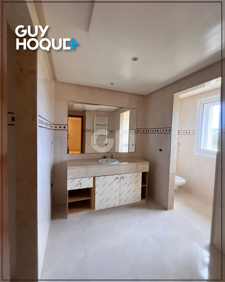 Villa Luxueuse avec 5 Suites ,piscine et Jardin Splendide