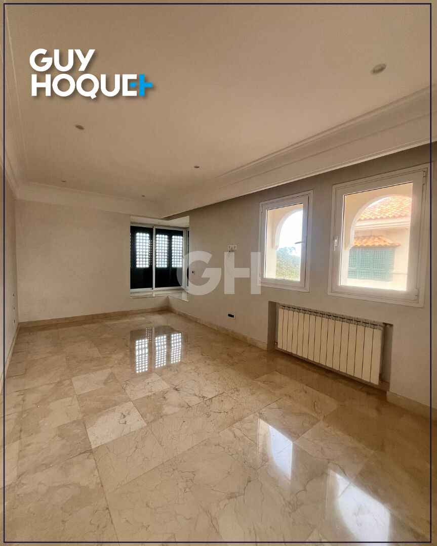 Villa Luxueuse avec 5 Suites ,piscine et Jardin Splendide