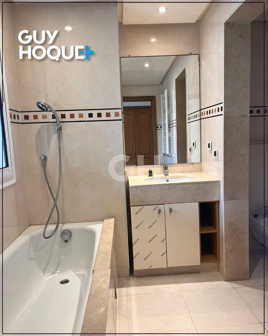 Villa Luxueuse avec 5 Suites ,piscine et Jardin Splendide