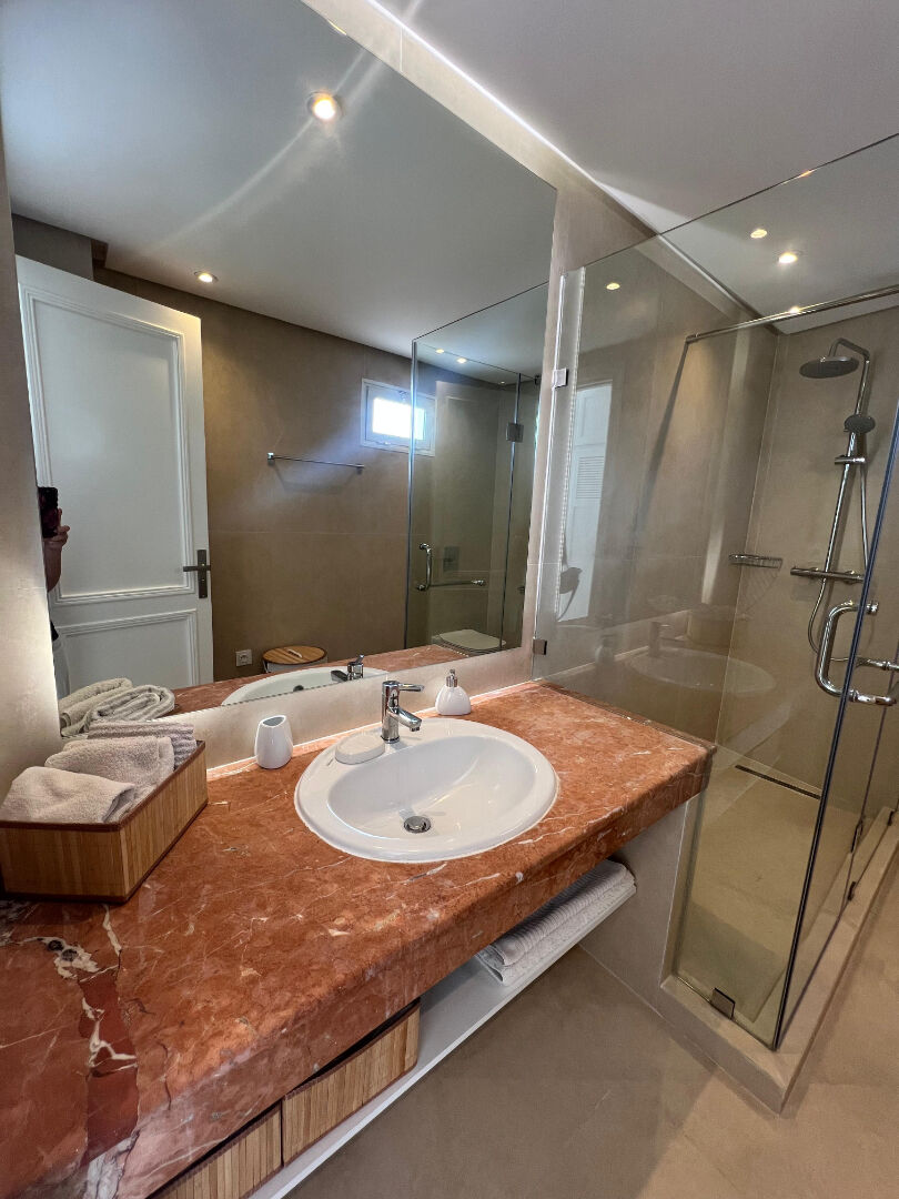 Bel appartement meublé avec grande terrasse à Gauthier
