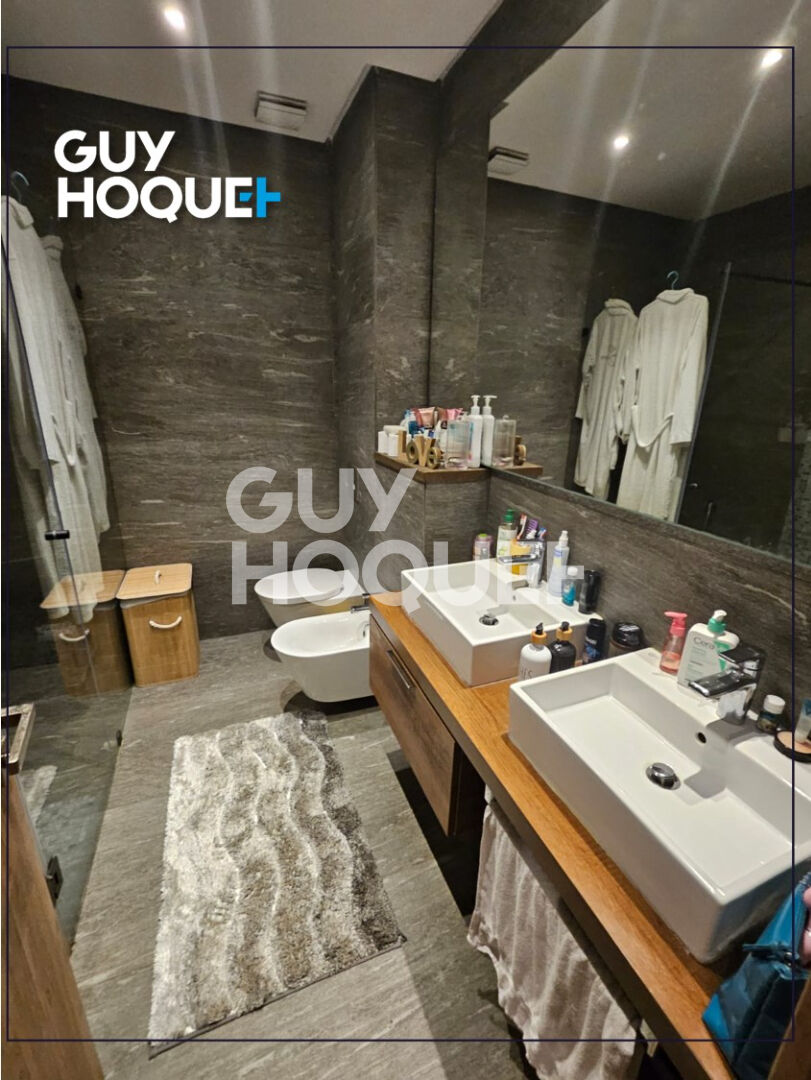 Superbe appartement de 199 m2 dont 15m2 de terrasse  avec 2 places de parking et box à Dar Bouazza