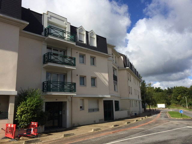F2 situé à Jouy Le Moutier avec terrasse