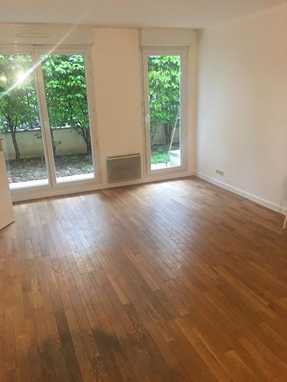 Appartement type F2 avec terrasse et jardinet,  situé à Courdimanche