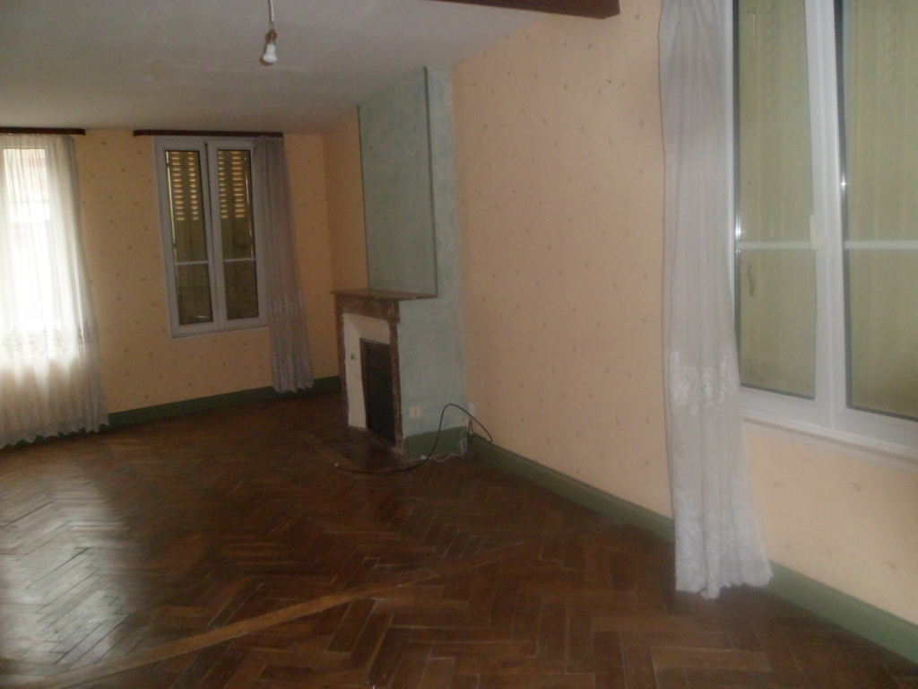 Proche SAINTE MENEHOULD, maison de 90 m² sur 2 niveaux.