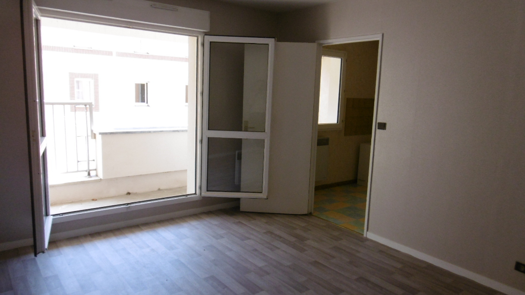 Chalons proche centre T1 bis de 32 m²  avec cuisine séparée, cave et parking.