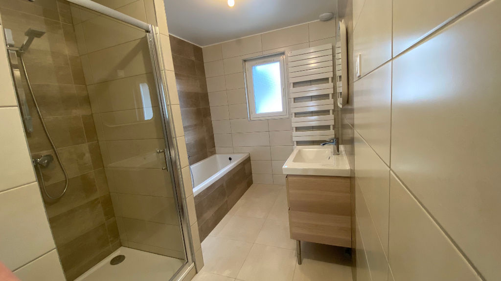 CHÂLONS T5 pièces de 93 m² en location, proche grande pharmacie av de Paris