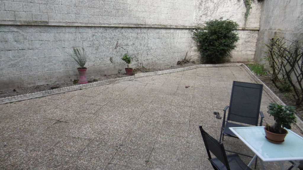 Appartement de T2 bis à louer avec cour privative.disponible au 1 et juillet.
