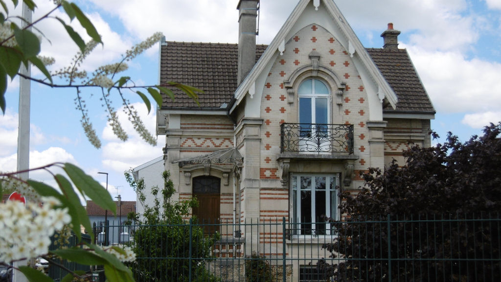 CHALONS : maison de T4 de 100 m² sur s/s sol enterré sur parcelle de 400 m².