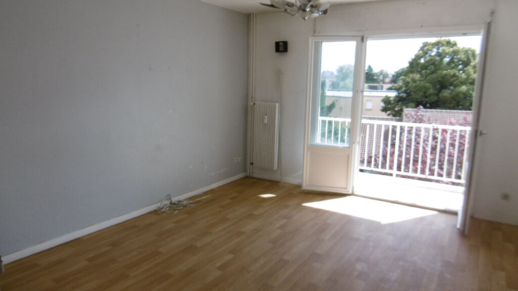 CHALONS, T3 de 62.07 m² avec balcon, cave et garage dans quartier recherché.