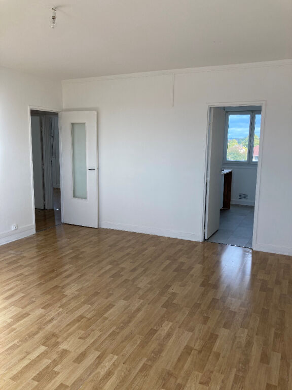 CHALONS rue DESCHAMPS :  T4,  3 chambres à louer. Disponible.
