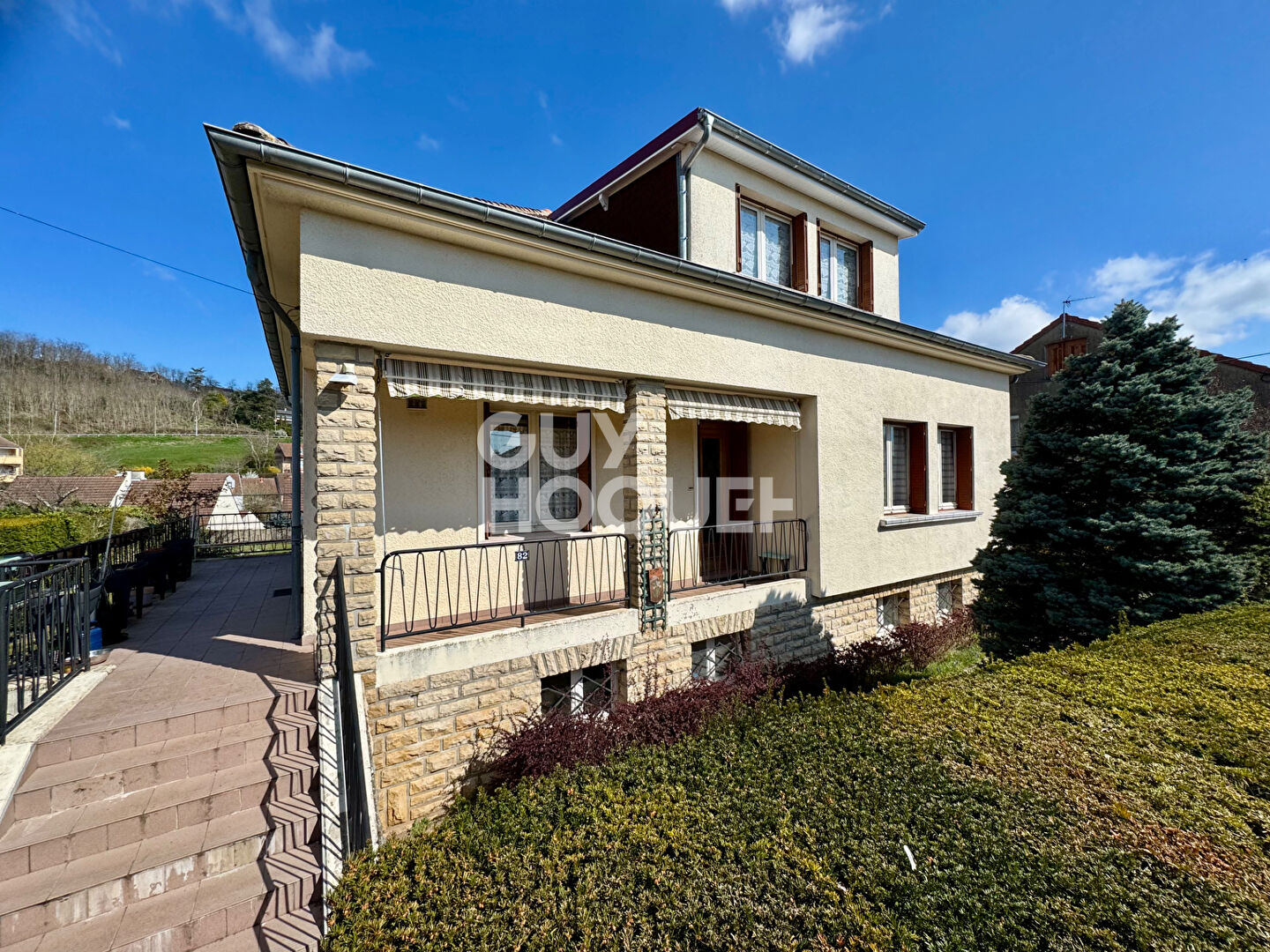 À vendre au CREUSOT (71200), maison 6 pièces d'environ 134 m².