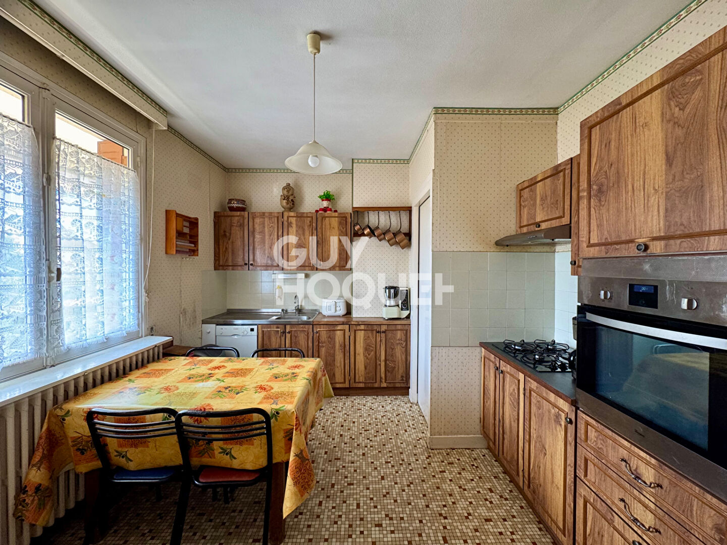 À vendre au CREUSOT (71200), maison 6 pièces d'environ 134 m².