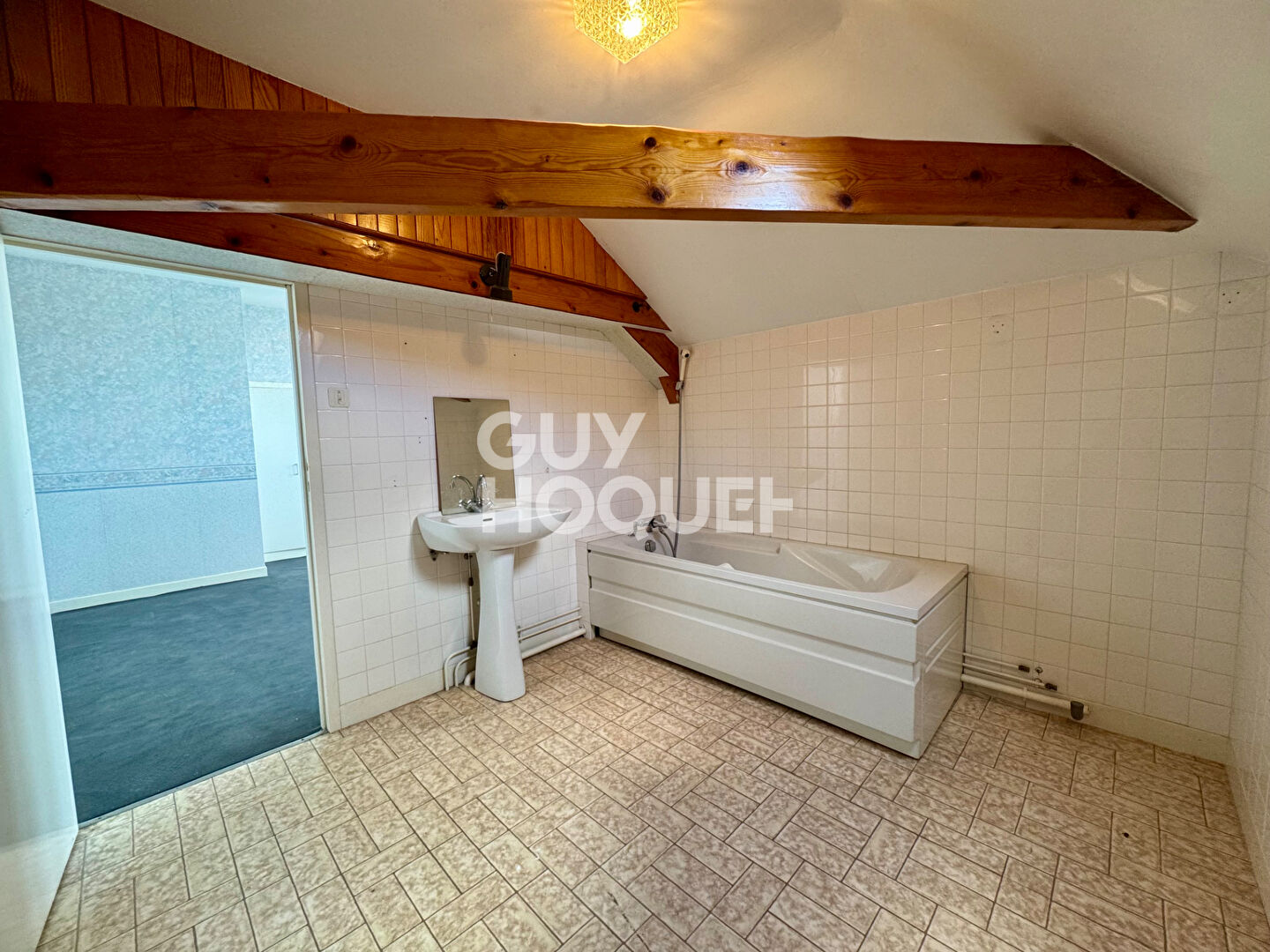 À vendre au CREUSOT (71200), maison 6 pièces d'environ 134 m².