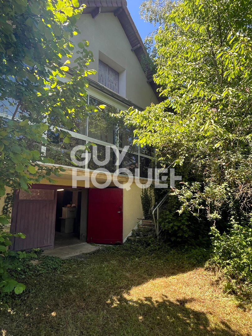 Potentiel intéressant!! Sur plus de2600m² de terrain!