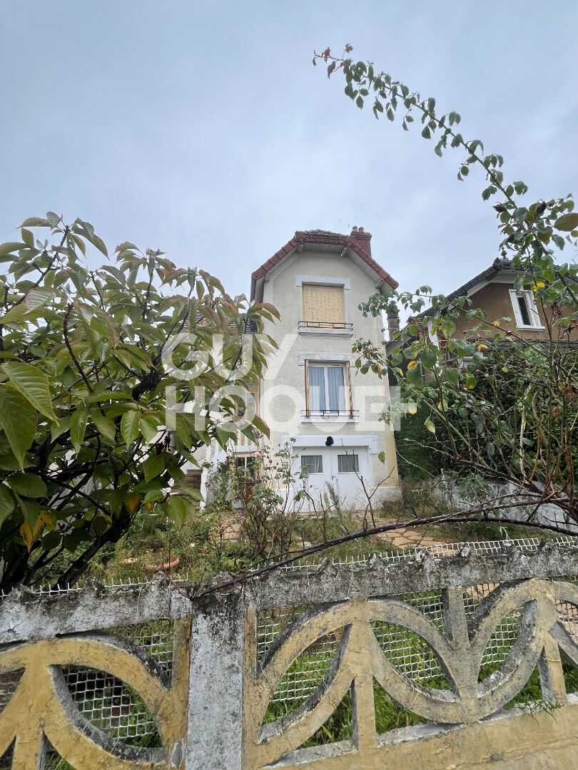 5 minutes à pied du coeur de ville! Maison à rénover!