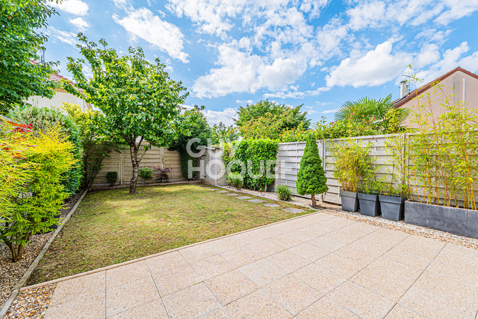 Maison récente avec jardin intime et garage à Saint-Maximin