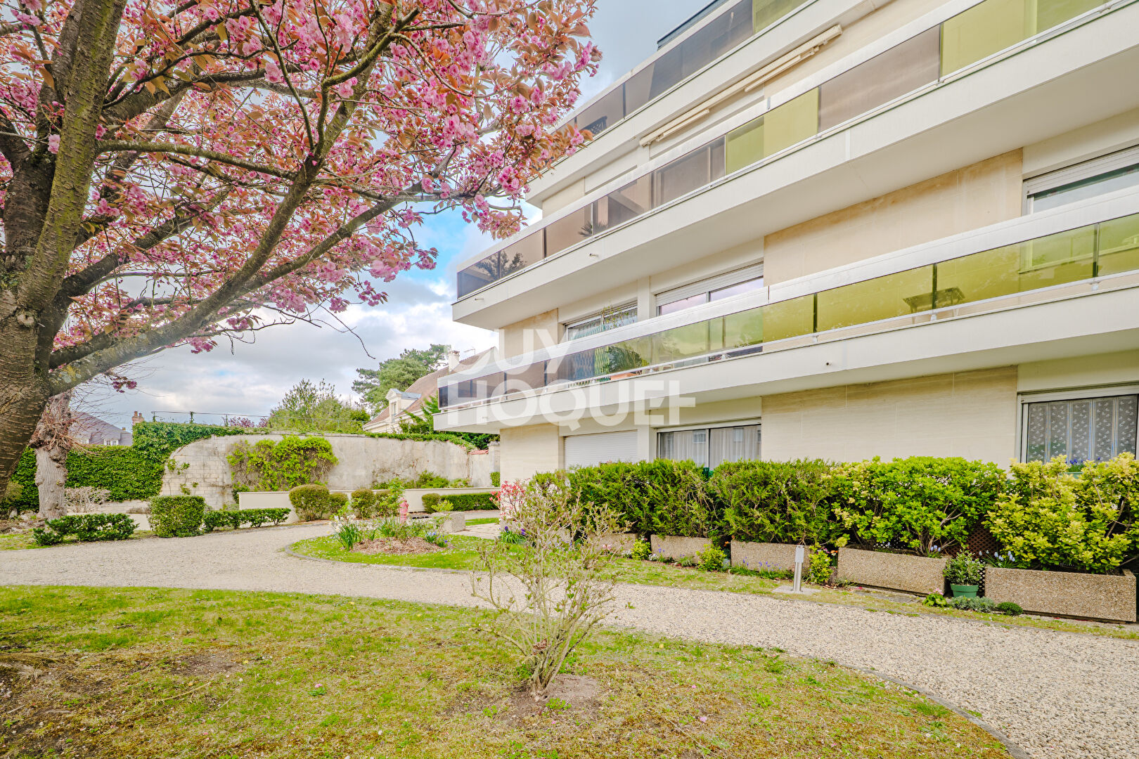 Grand T3 avec balcon filant au calme, double parking et cave dans secteur premium de Chantilly