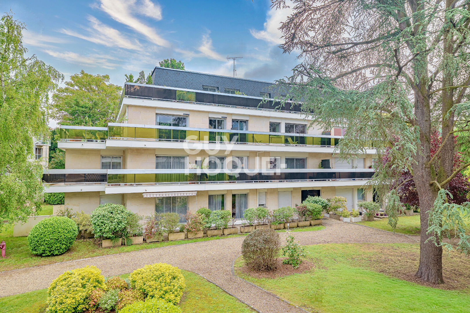 Grand T3 avec balcon filant au calme, double parking et cave dans secteur premium de Chantilly
