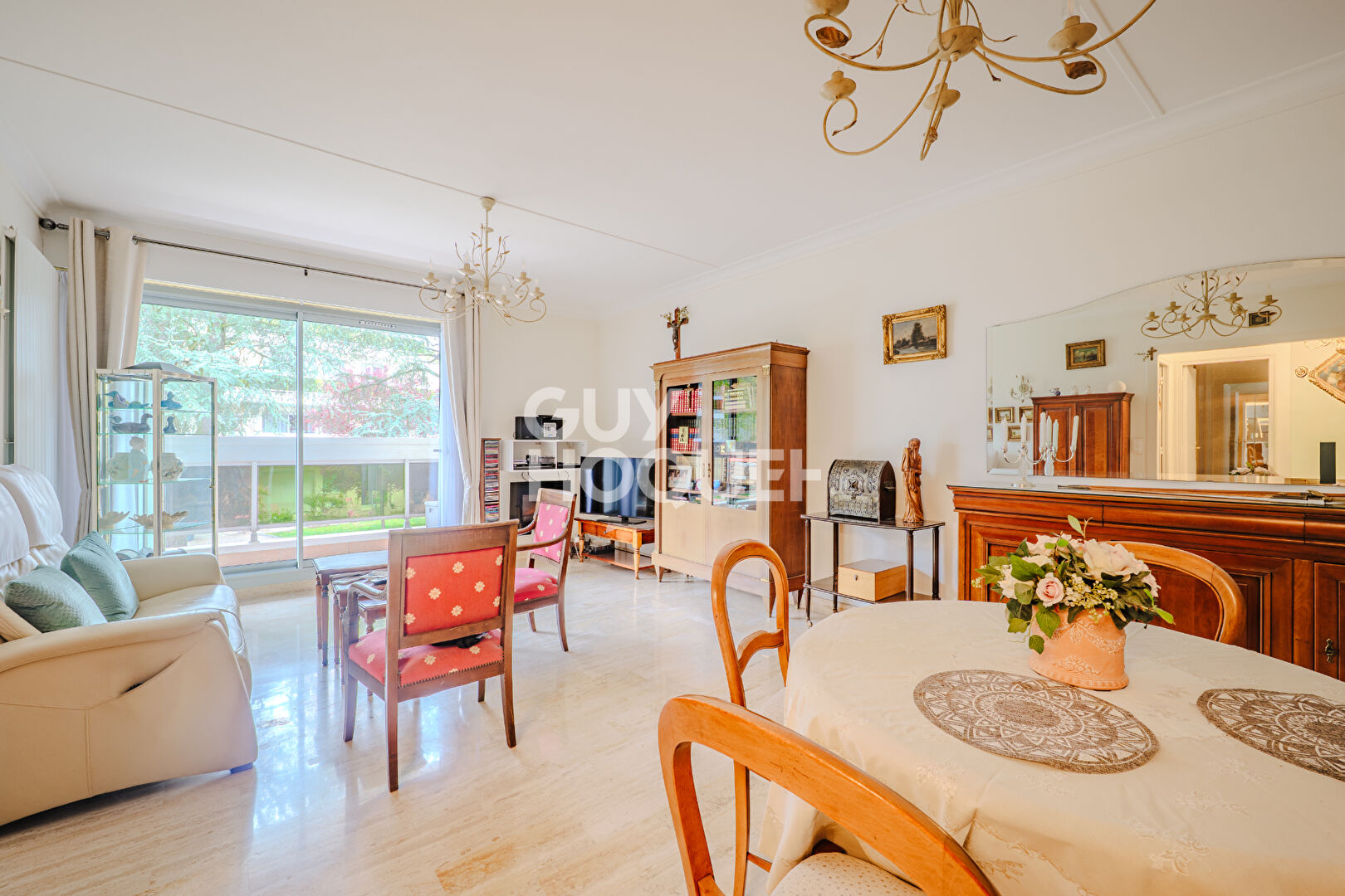 Grand T3 avec balcon filant au calme, double parking et cave dans secteur premium de Chantilly