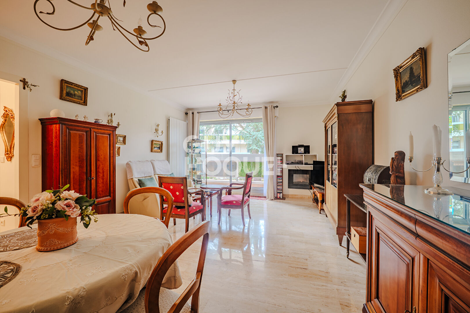 Grand T3 avec balcon filant au calme, double parking et cave dans secteur premium de Chantilly