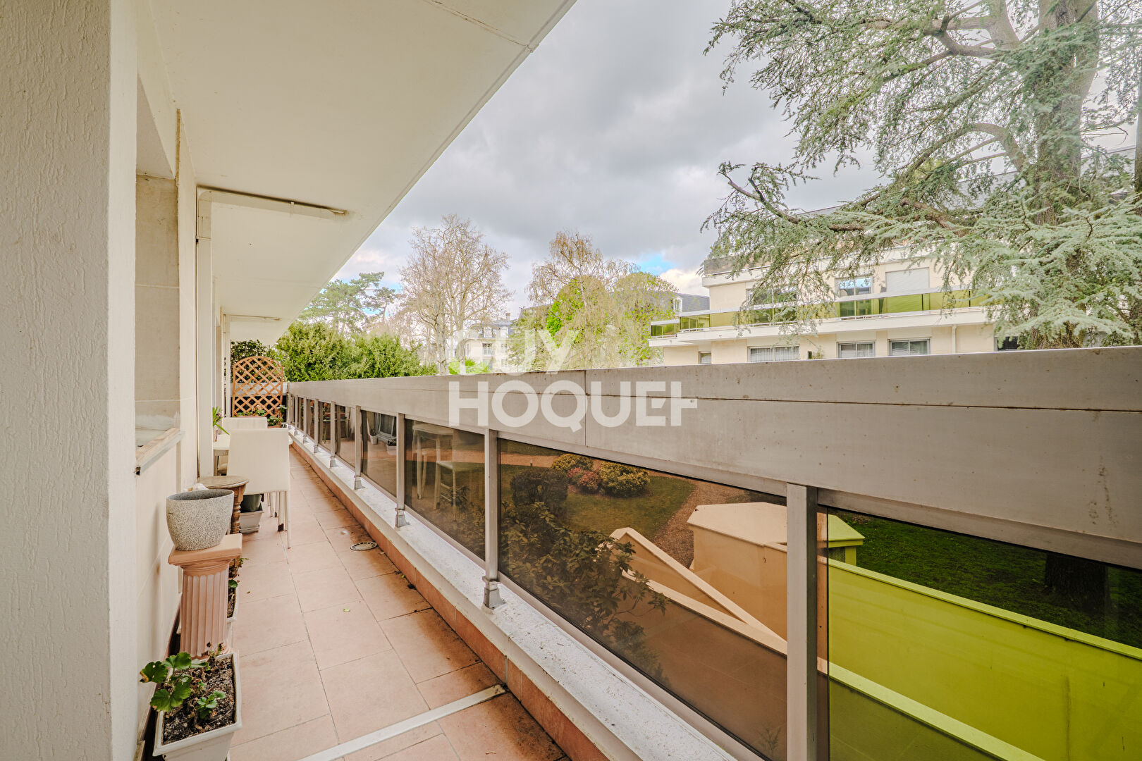 Grand T3 avec balcon filant au calme, double parking et cave dans secteur premium de Chantilly